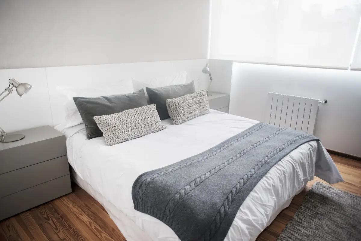 Dormitorio minimalista con cama king, tonos grises y blancos — proyecto Ravignani, por Estudio Basa, en Palermo