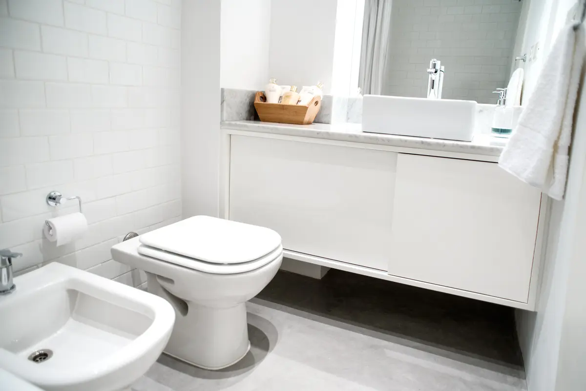 Baño moderno escandinavo con dos bachas y azulejos blancos — proyecto República de la India, por Estudio Basa, en Palermo