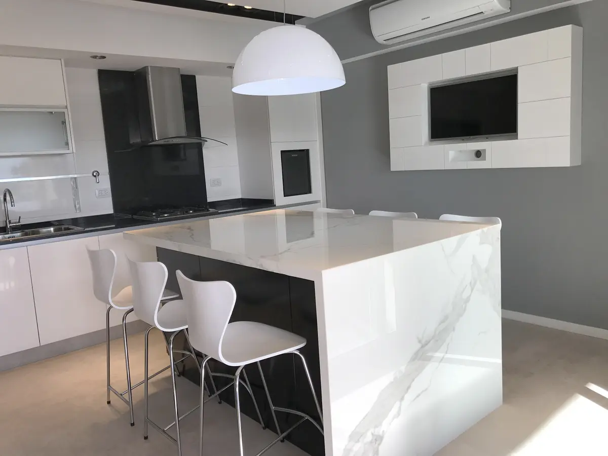 Cocina moderna con isla central de mármol y detalles minimalistas — proyecto Obra Nueva York, por Estudio Nicolás Pierry, en CABA