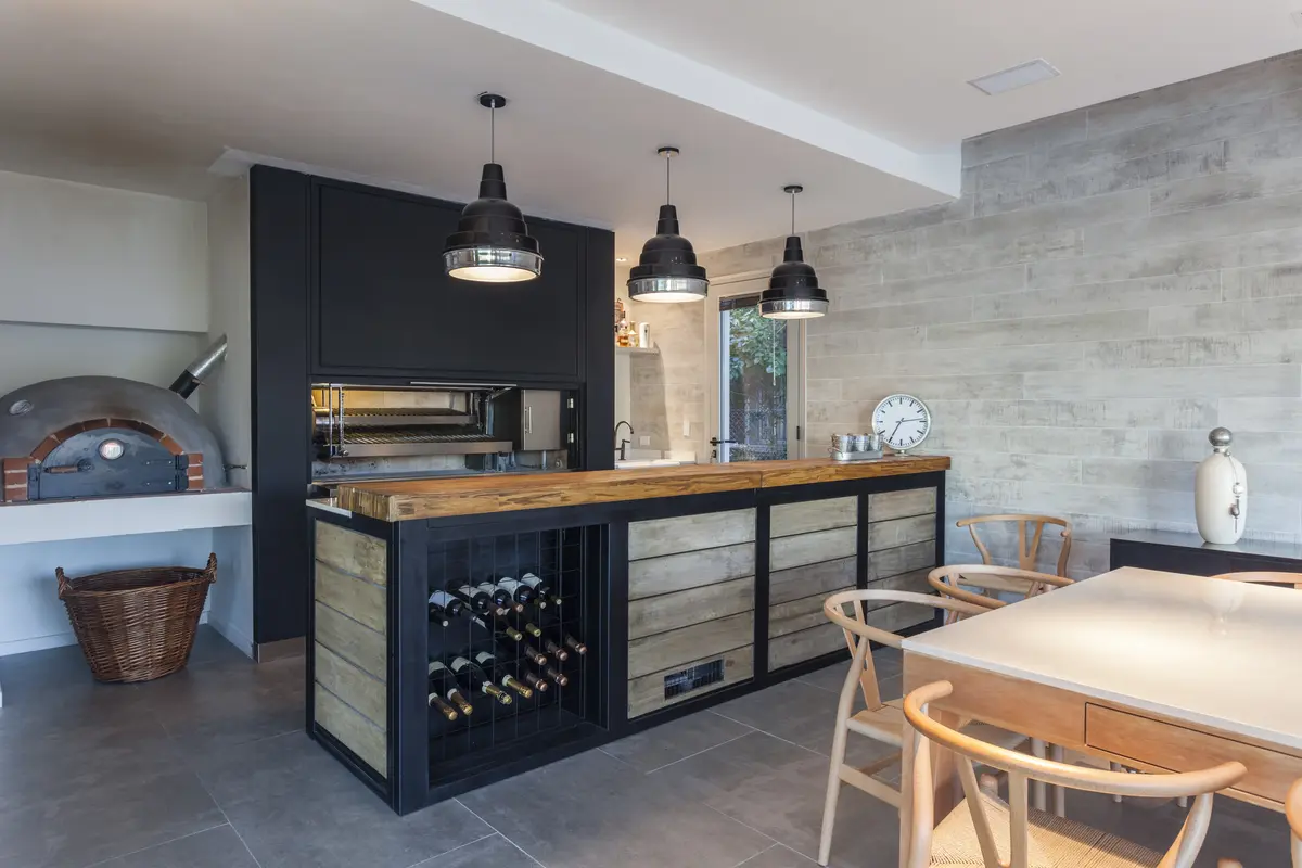 Cocina industrial moderna con isla y cava de vinos — proyecto Modernismo Náutico, por Apaarquitectura, en Tigre