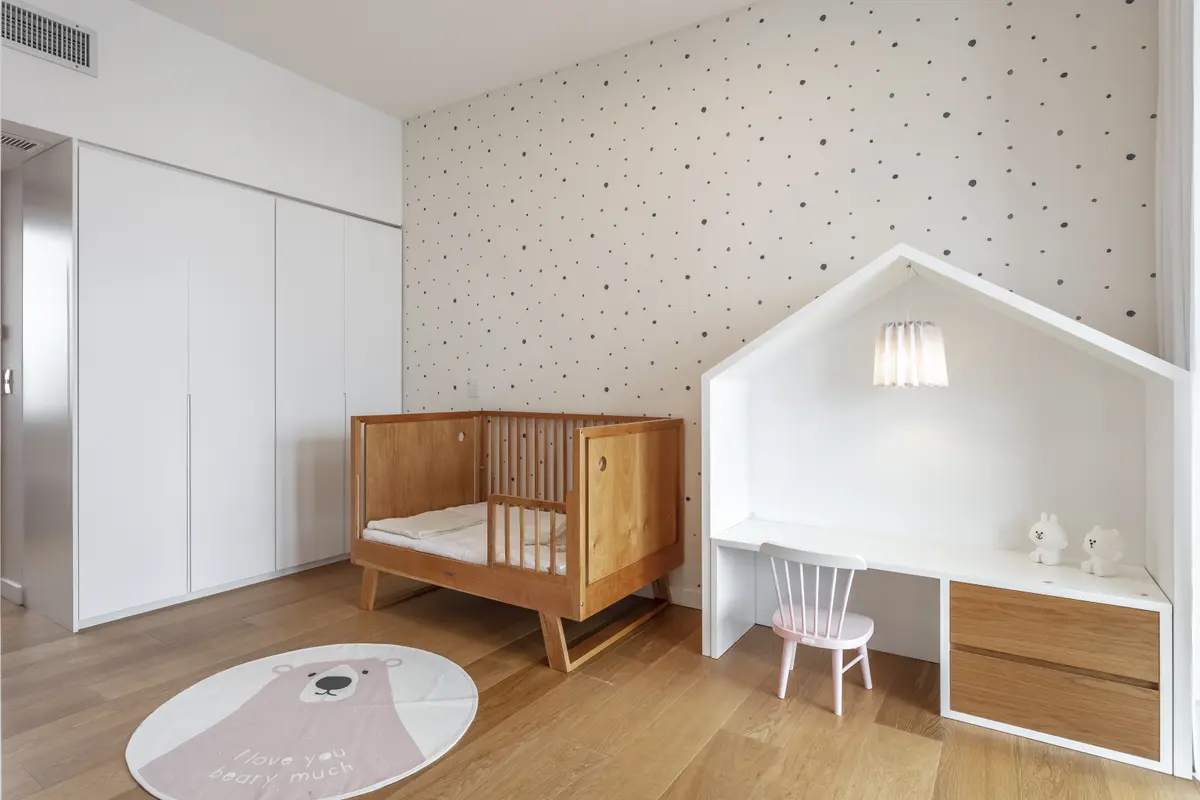 Dormitorio infantil con escritorio en forma de casa y cuna de madera — proyecto Nordelta, por Judith Babour, en Nordelta