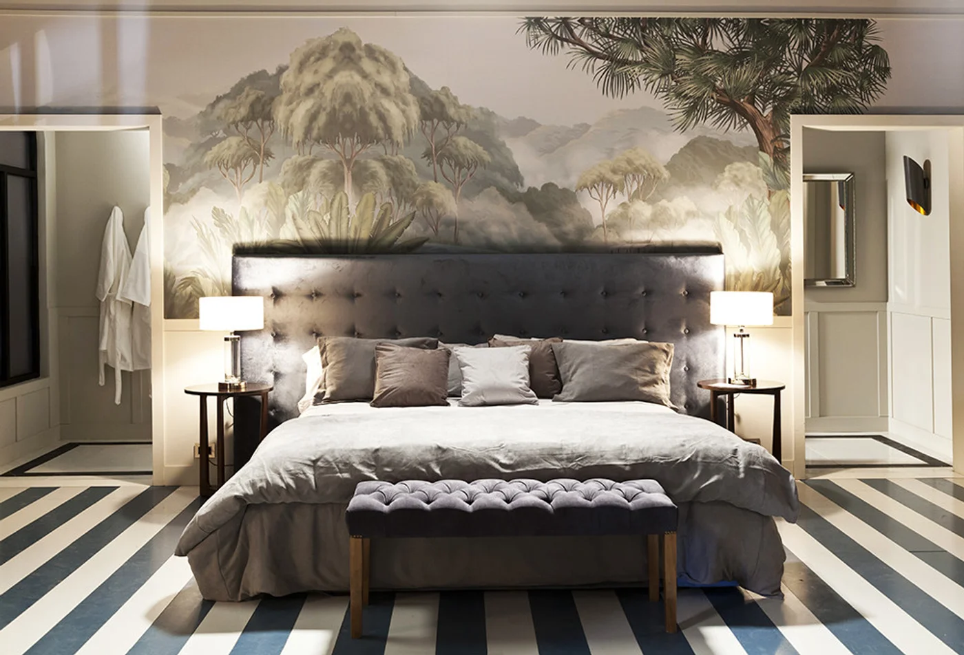 Dormitorio con mural de montaña y cama baja