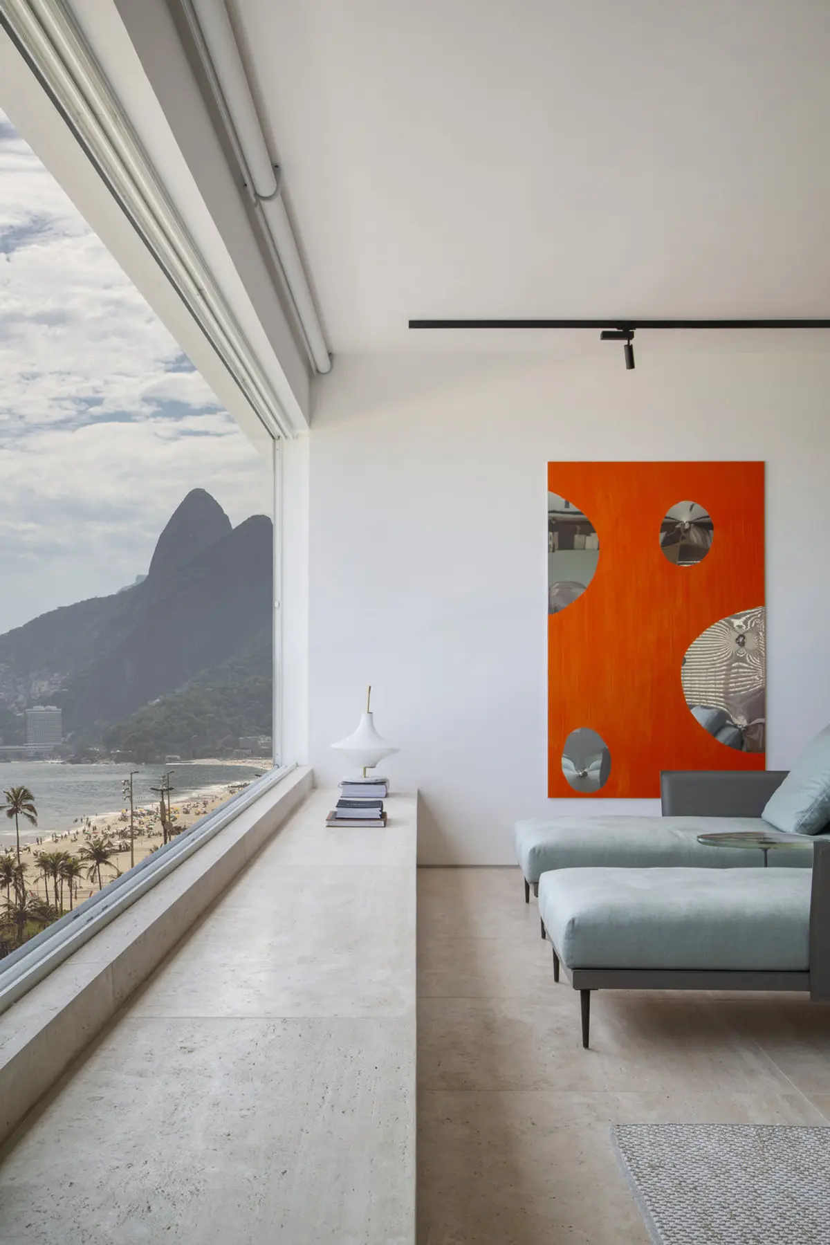 Terraza minimalista con vista a montaña y playa, arte naranjo moderno — proyecto PS House, por Studio Ro-ca