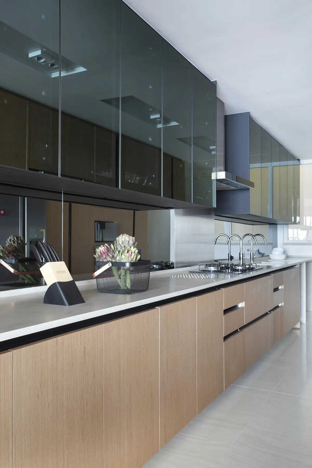 Cocina minimalista con isla, muebles madera y mesada blanca — proyecto PS House, por Studio Ro-ca