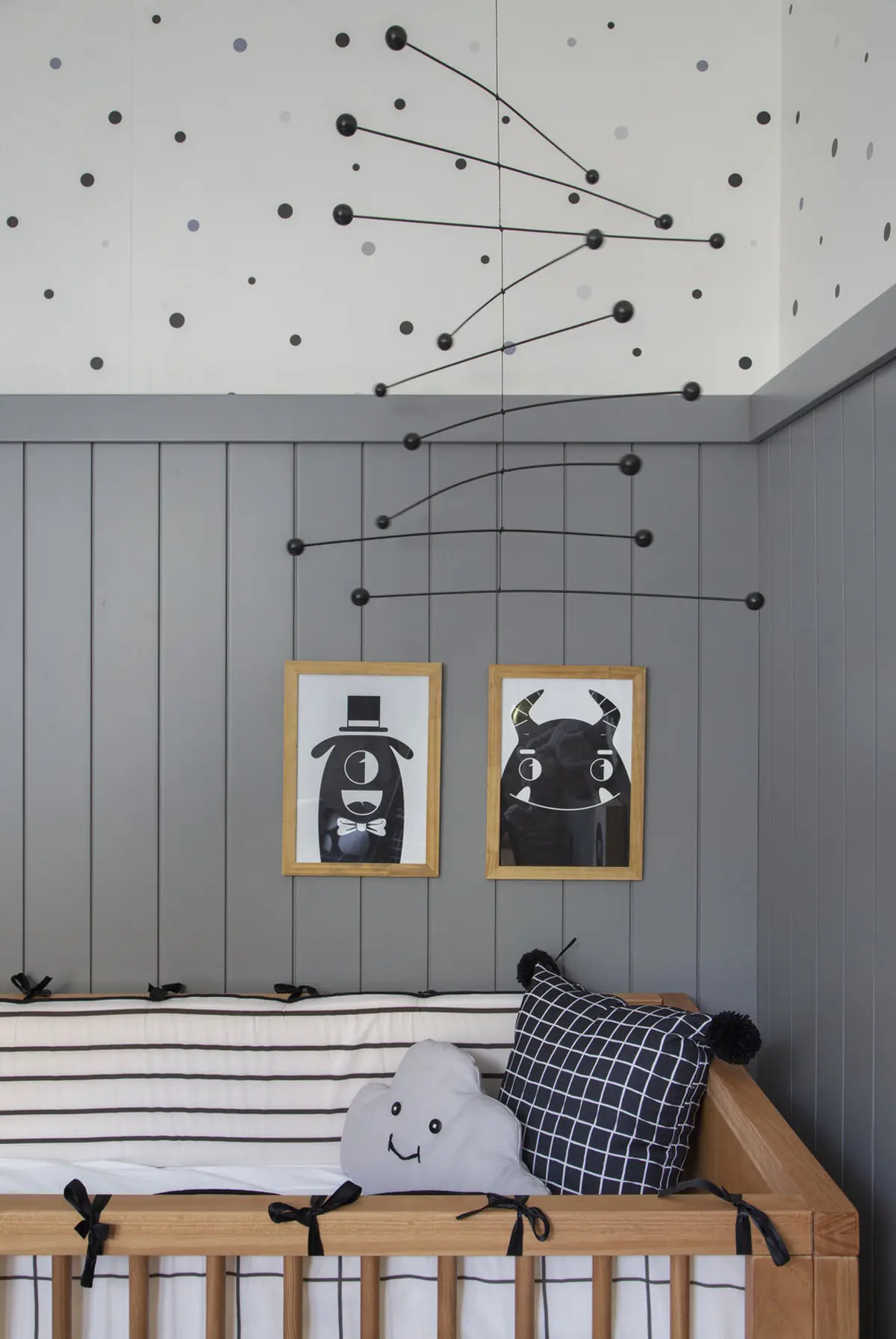 Cuarto bebé nórdico con móvil geométrico y cuadros juguetes — proyecto PS House, por Studio Ro-ca