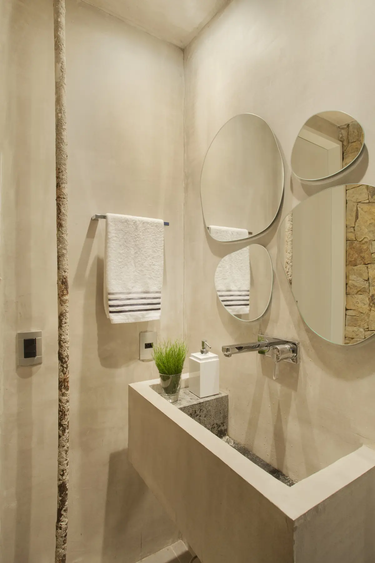 Toilette minimalista con espejos redondos y mesada de mármol gris — proyecto MM House, por Studio Ro-ca