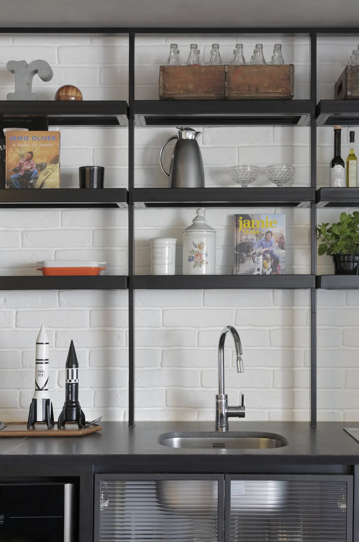 Cocina industrial con estantes negros, mesada oscura y backsplash blanco — proyecto RA Loft, por Studio Ro-ca