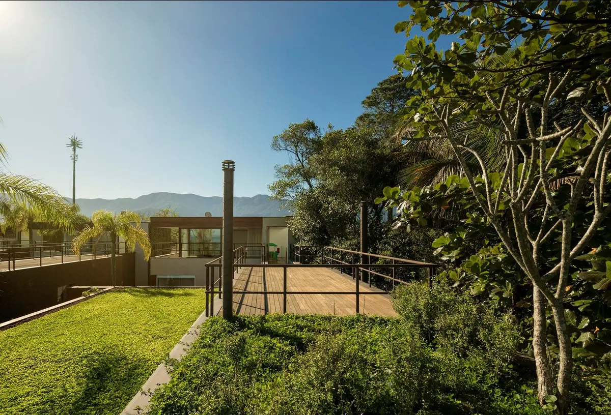 Jardim com cor predominante Preto do Projeto West Whales por Gil Fialho