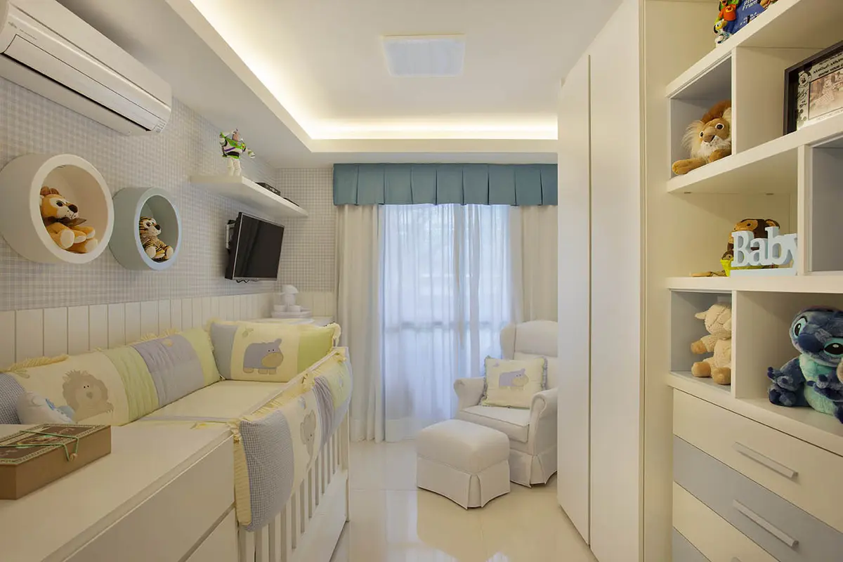 Dormitorio infantil moderno blanco y amarillo con vestidor integrado — proyecto Apartamento Recreio, por Amanda Miranda