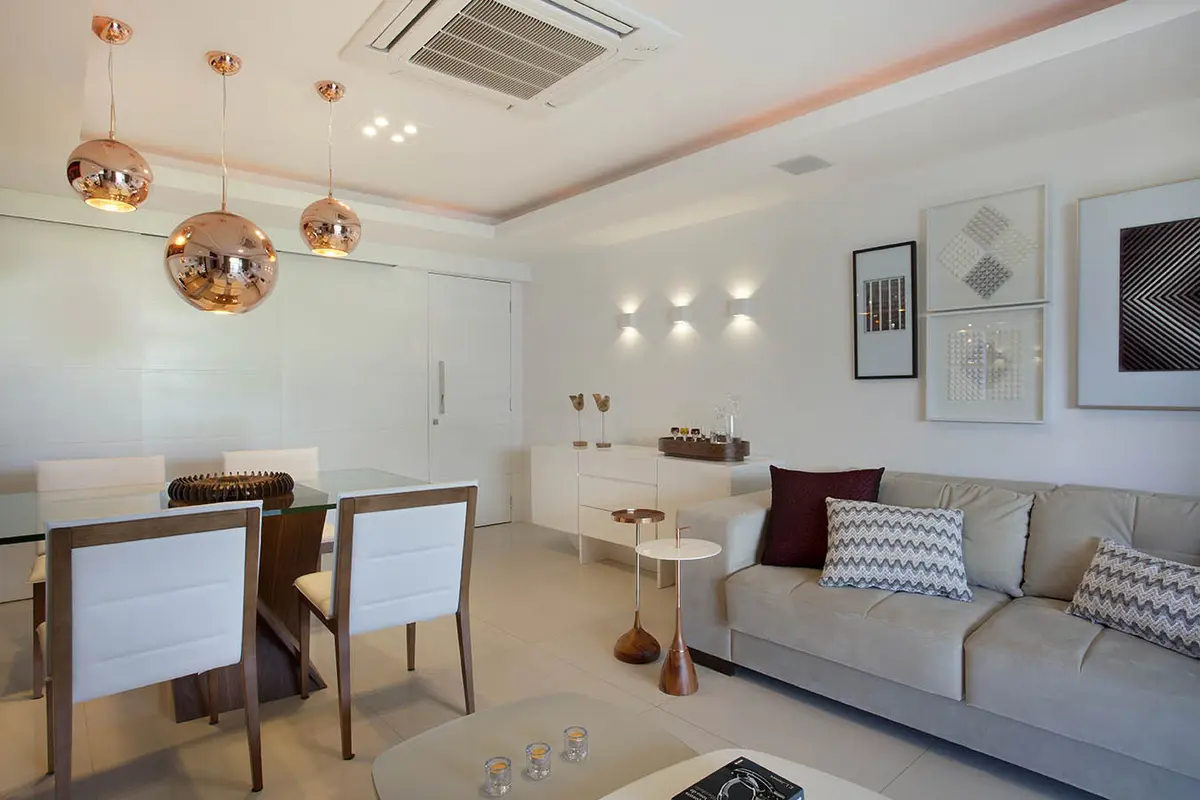Living comedor moderno con muebles de madera y tonos neutros — proyecto Apartamento Recreio, por Amanda Miranda