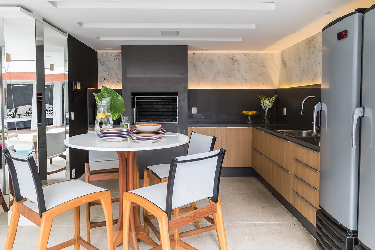 Comedor moderno con mesa redonda y cocina integrada de diseño contemporáneo — proyecto Casa Barra ED, por Amanda Miranda