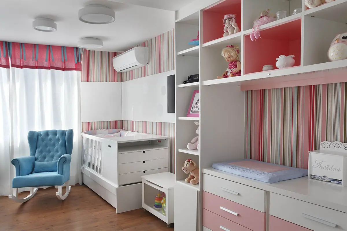 dormitorio infantil moderno con cuna, vestidor integrado y sillon azul — proyecto Casa Barra ED, por Amanda Miranda