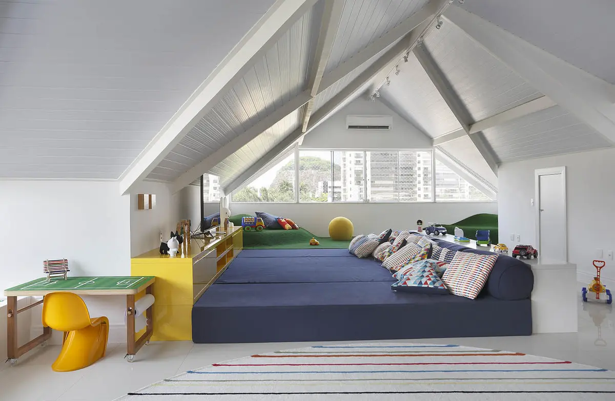 Dormitorio infantil moderno bajo techo inclinado con cama azul — proyecto Casa Blue House, por Amanda Miranda