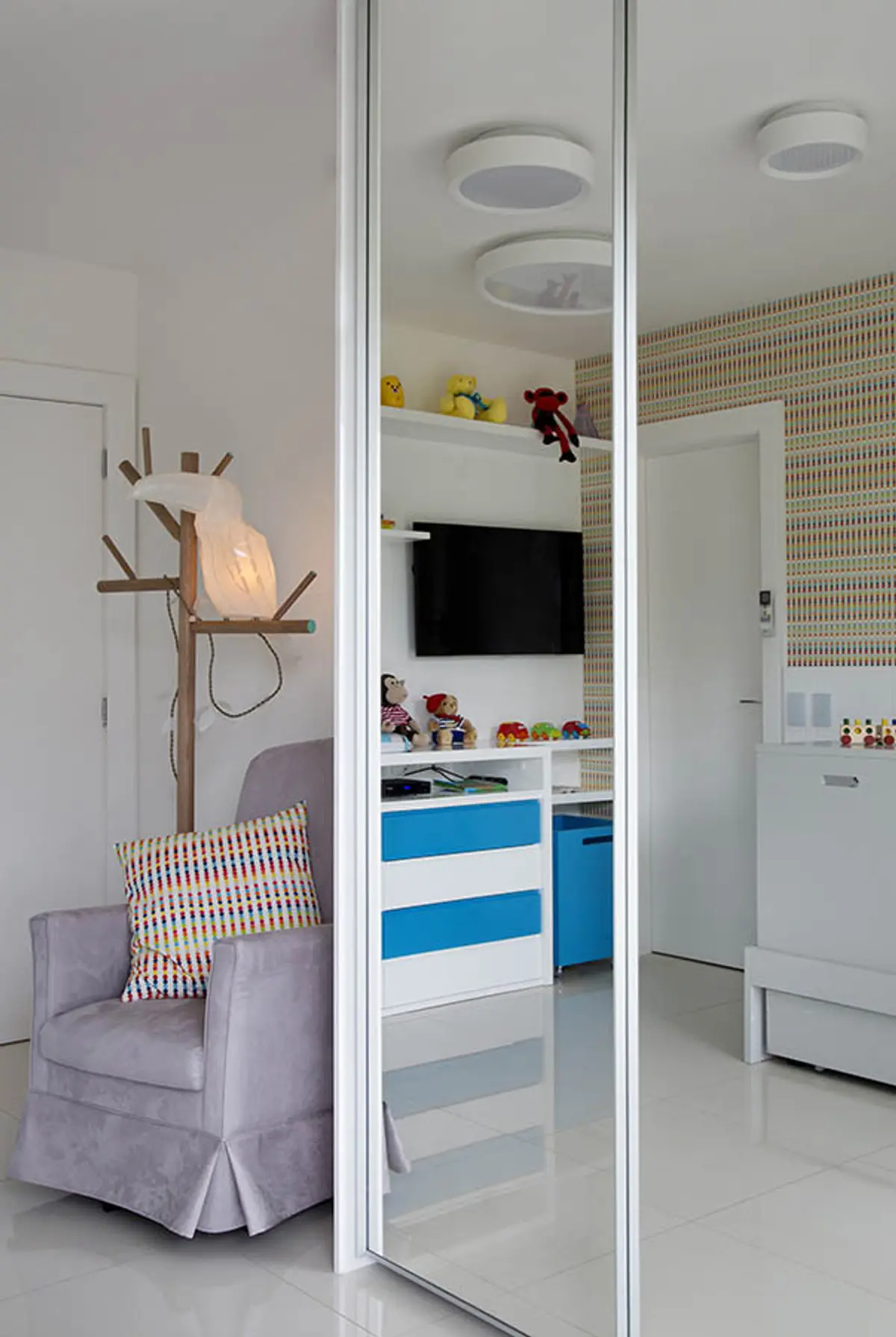 Dormitorio minimalista con espejo, sillón y vestidor integrado con frentes azules — proyecto Casa Blue House, por Amanda Miranda