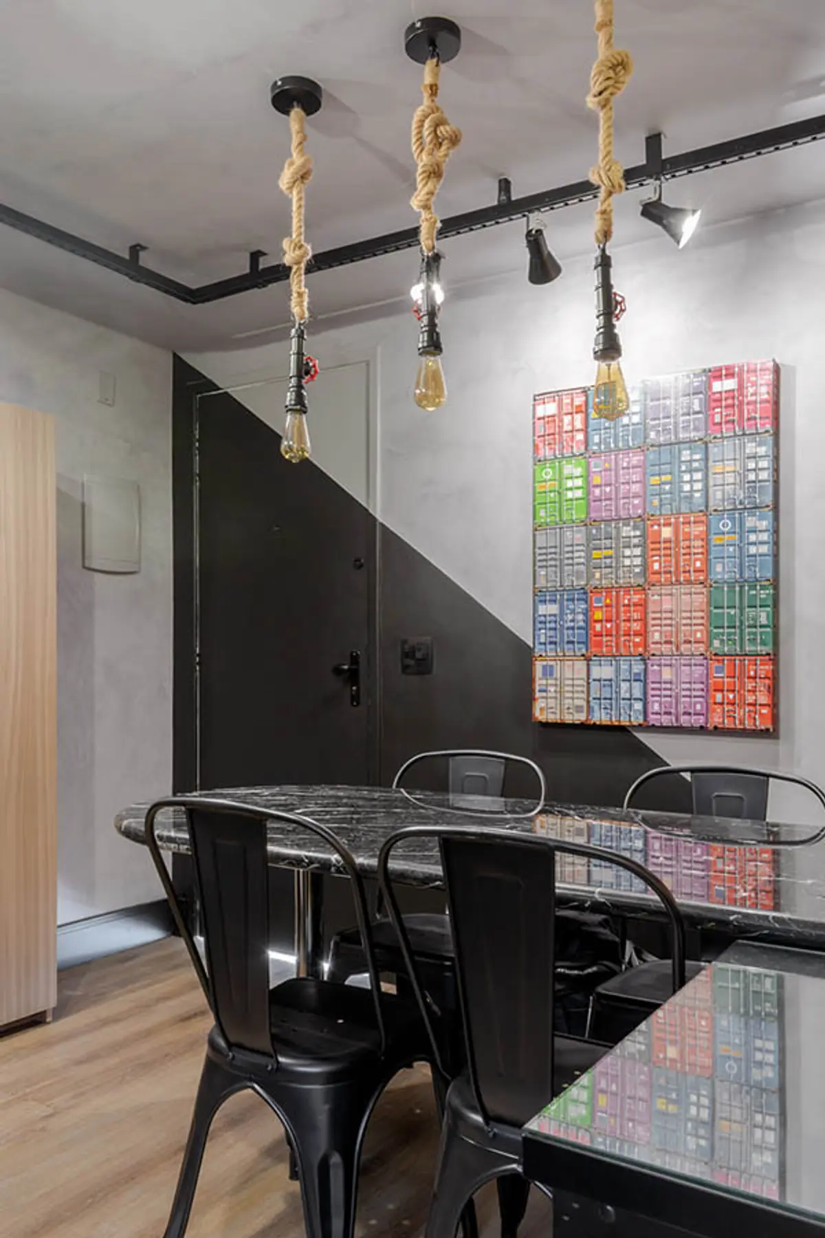 Sala de jantar Estilo Campo com cor predominante Cinza do Projeto Escritório Itaipu por Amanda Miranda