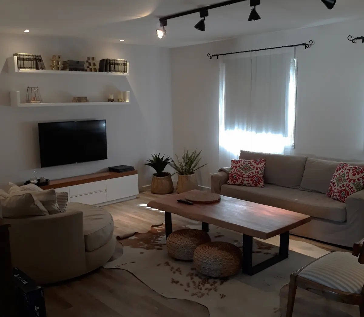 Living moderno con sofá beige y sillón redondo — proyecto Proyecto VC, por Vicky Hurrell, en Mar del Plata