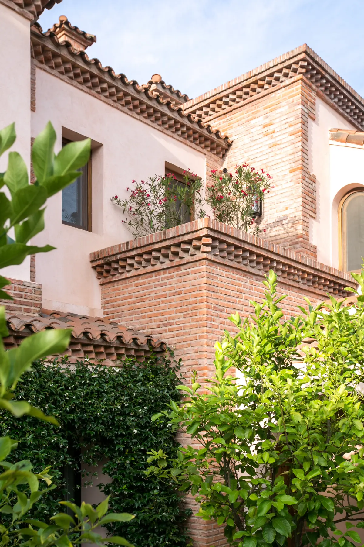 Fachada con color predominante Blanco del Proyecto CasaLA por Ricardo Pereyra Iraola 