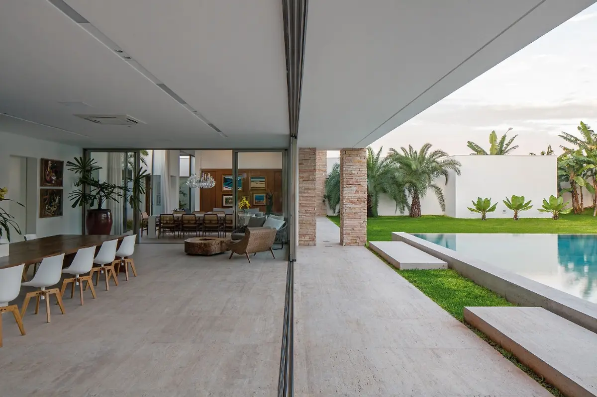 Galeria cubierta integrada con piscina y jardin en casa moderna — proyecto Casa TB, por Aguirre Arquitetura