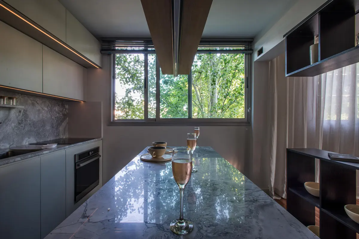 Cocina Con Isla Estilo Moderno con color predominante Marrón del Proyecto Residencia TS por Karina Vinocur