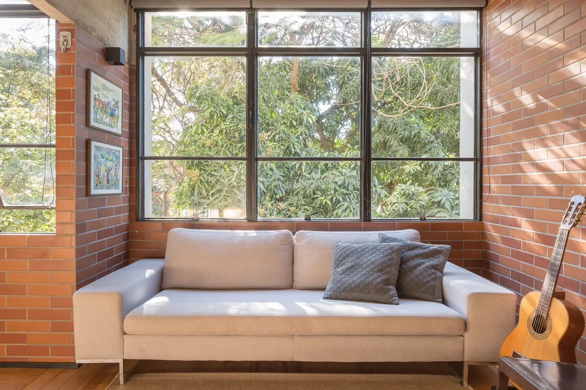 Varandas e Terraços com cor predominante Cinza do Projeto Apartamento SQN 410 por Coda Arquitetos