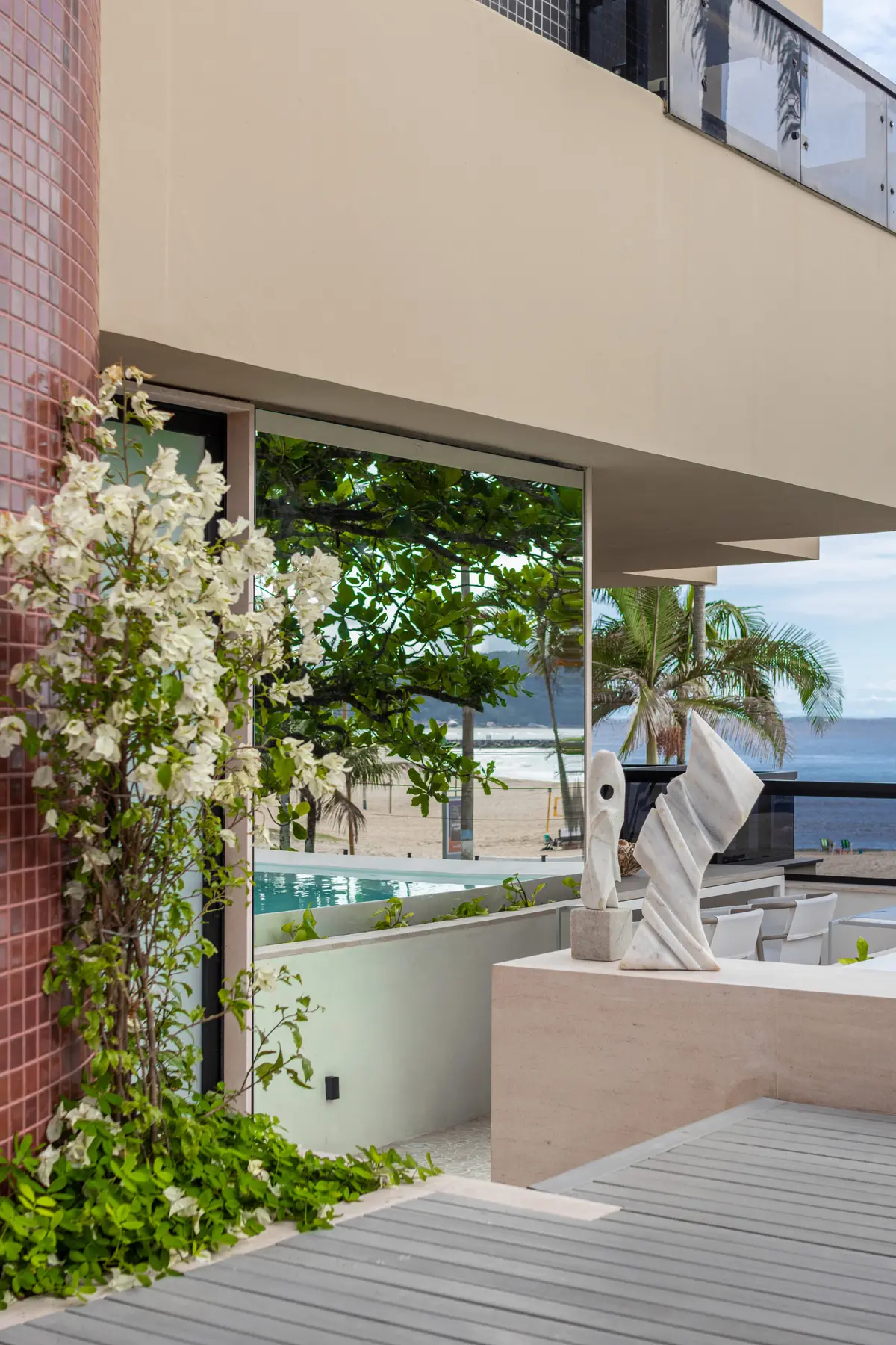 Terraço moderno com fachada curva de terracota e vista para o mar — projeto Residencial, por Rodolfo Fontana