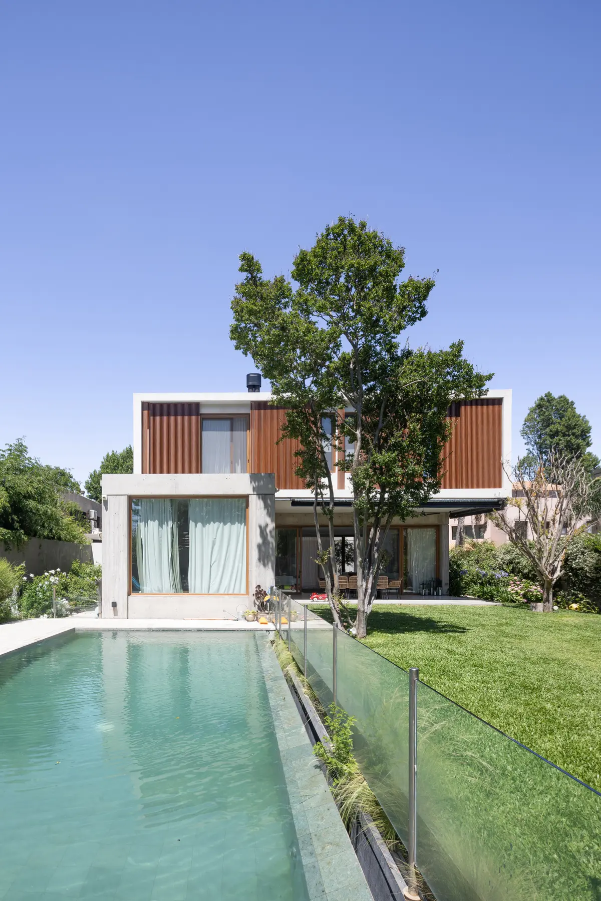 Casa moderna con piscina y jardín, diseño geométrico — proyecto CASA OrAz, por Alfredo Orfila arquitectura, en San Isidro