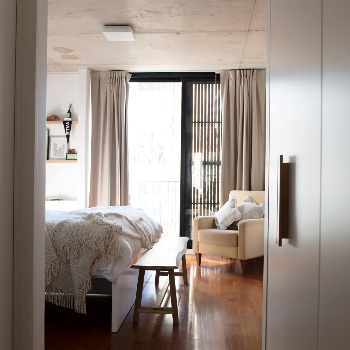 quarto moderno com teto de concreto e paredes de madeira — projeto Malabia, por SRMD Arquitectura, em Palermo