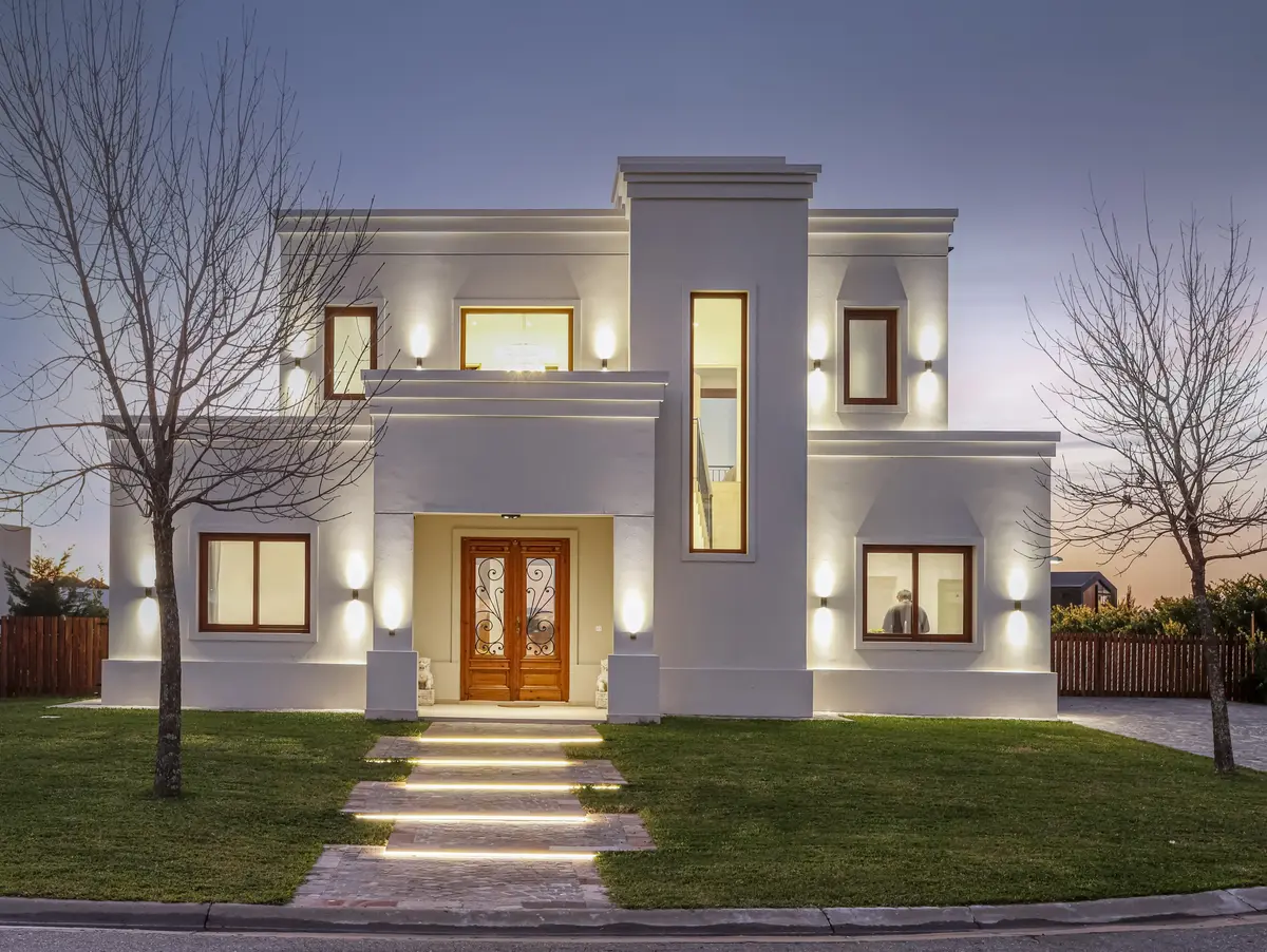 Fachada moderna branca com iluminação indireta e grandes janelas — projeto Casa SS182, por EZ architects, em M3CV+6H