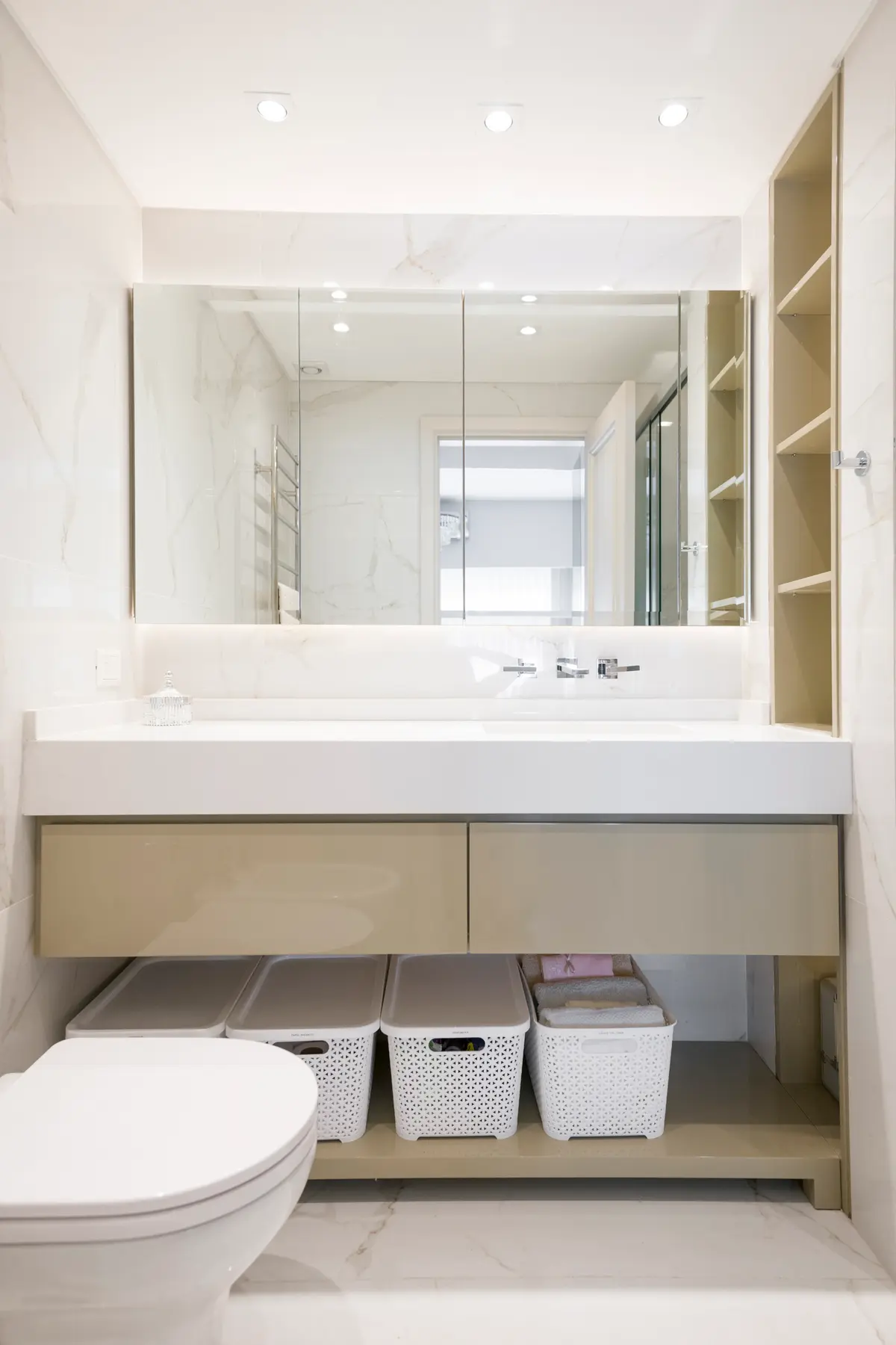 Banheiro moderno com bancada flutuante, espelho e prateleiras — projeto Libertador, por Chame Gicovate Arquitectas