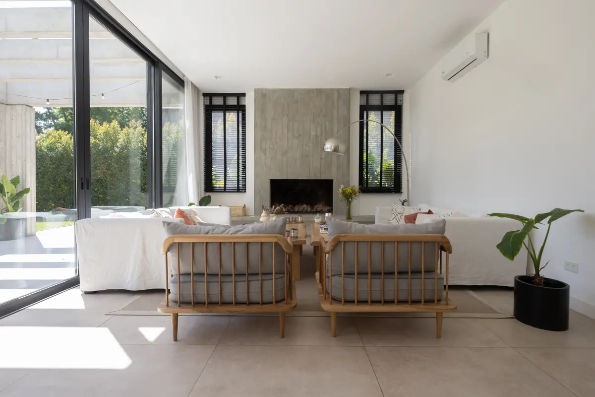 Living moderno con ventanales y chimenea central — proyecto CASA RuZa, por Alfredo Orfila arquitectura, en Benavidez