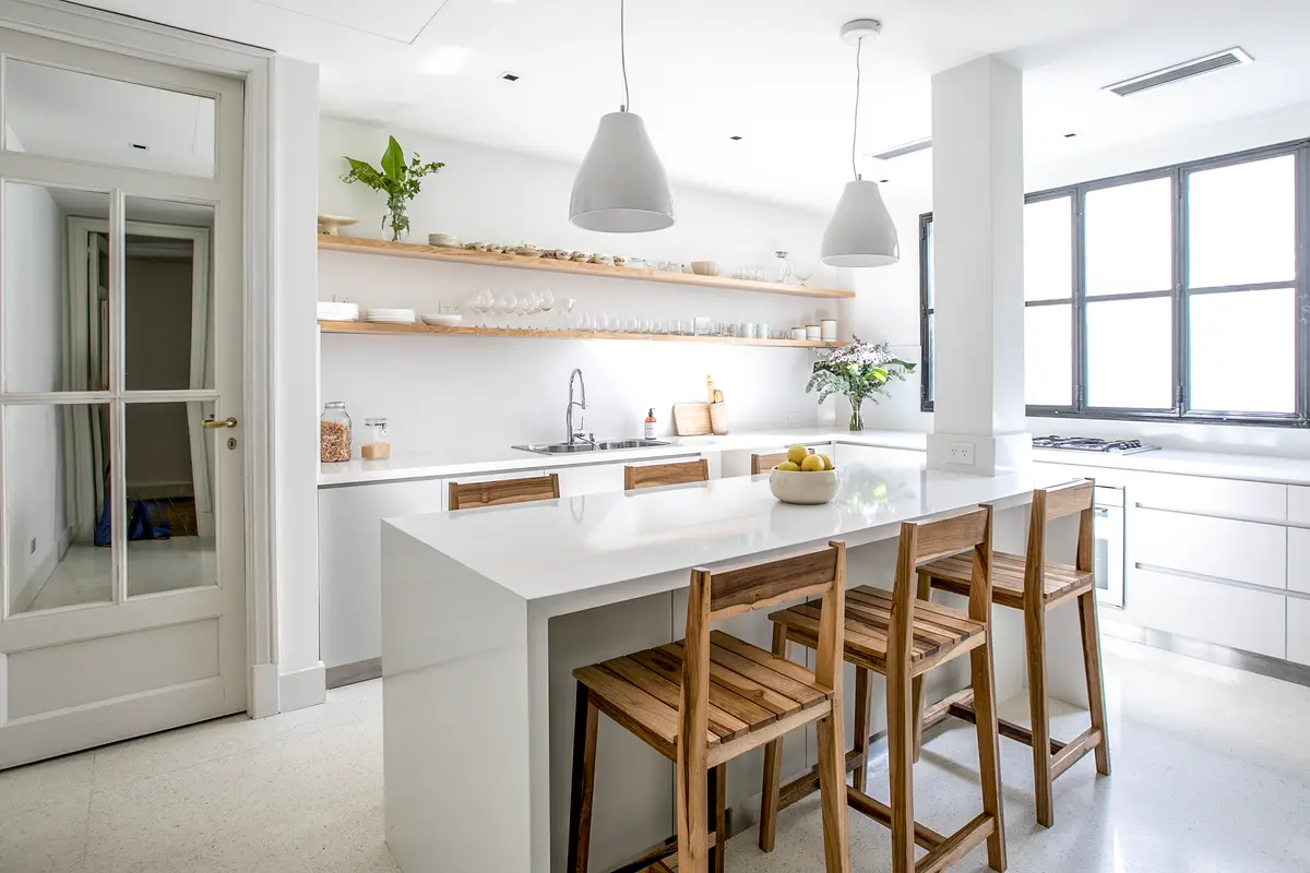 Cocina moderna escandinava con isla de mármol y madera — proyecto Av. Santa Fe, por Parq Estudio, en Buenos Aires
