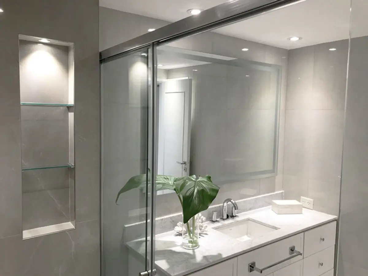 Baño moderno con ducha de vidrio y luz indirecta — proyecto Obra Olazabal, por Estudio Nicolás Pierry, en CABA