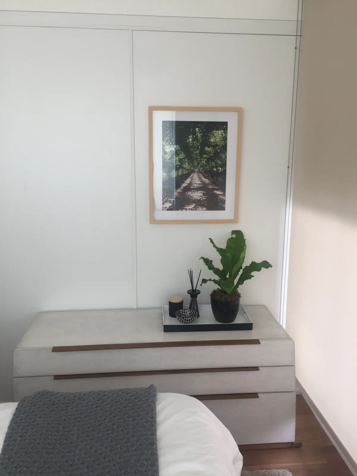 Dormitorio minimalista con mueble de hormigón y cuadro de paisaje — proyecto Departamento en Palermo, por Gutman+Lehrer Arquitectas, en Palermo