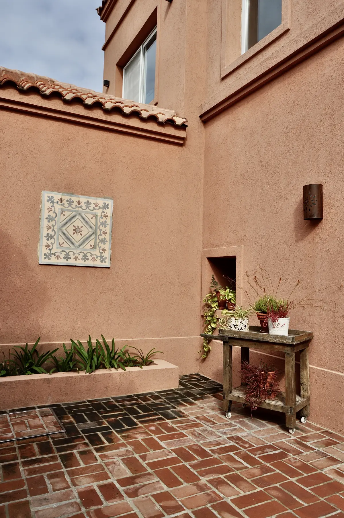 Patio con color predominante Beige del Proyecto Santa Teresa, Villanueva por Marconi Silva Arquitectos