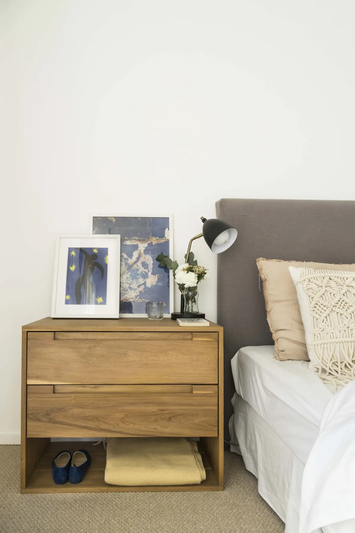 Dormitorio moderno con mesita de noche de madera y arte abstracto — proyecto Proyecto Don Bosco, por URBANO estudio, en San Isidro