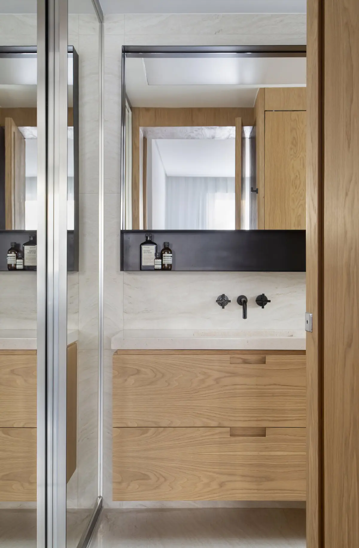 baño minimalista con mesada mármol blanco y muebles madera natural — proyecto PS House, por Studio Ro-ca