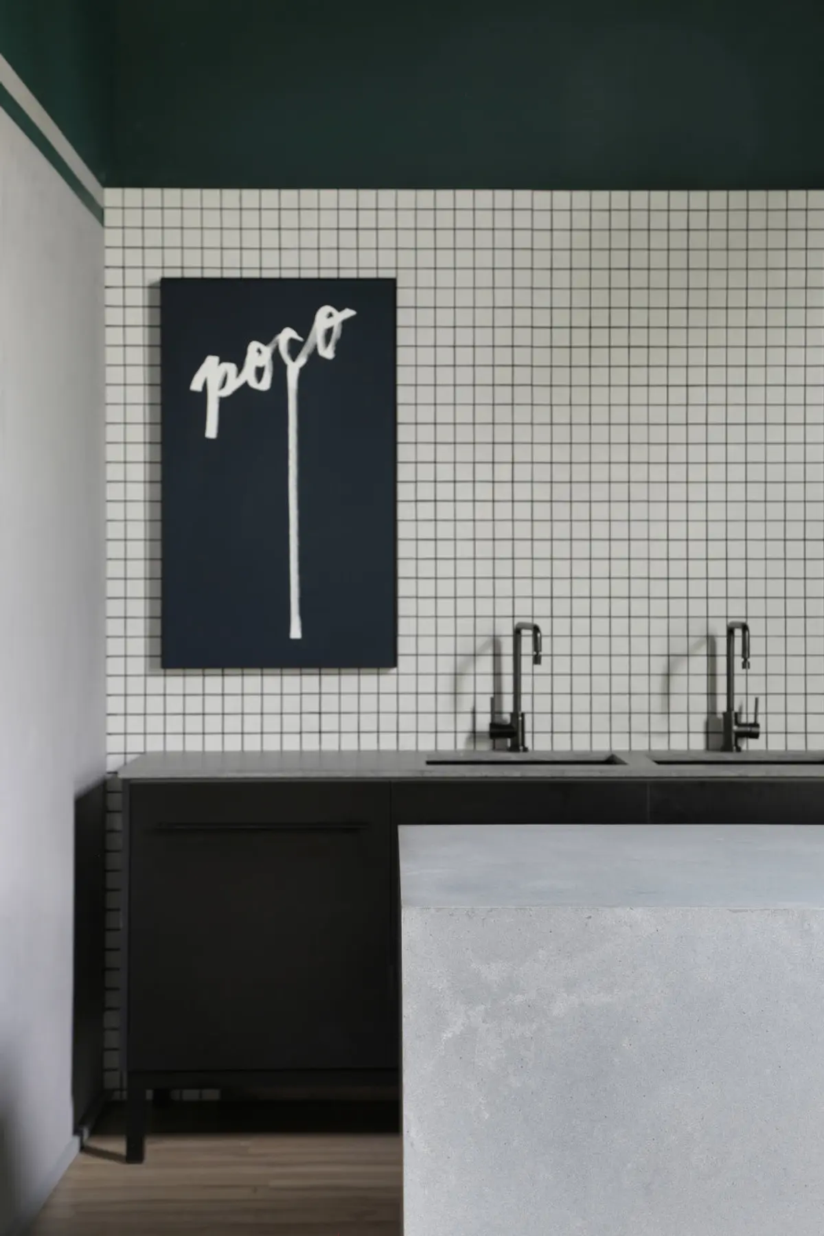 Bano minimalista con azulejos blancos, mesada negra y cartel POCO decorativo — proyecto Casa COR 2019, por Studio Ro-ca
