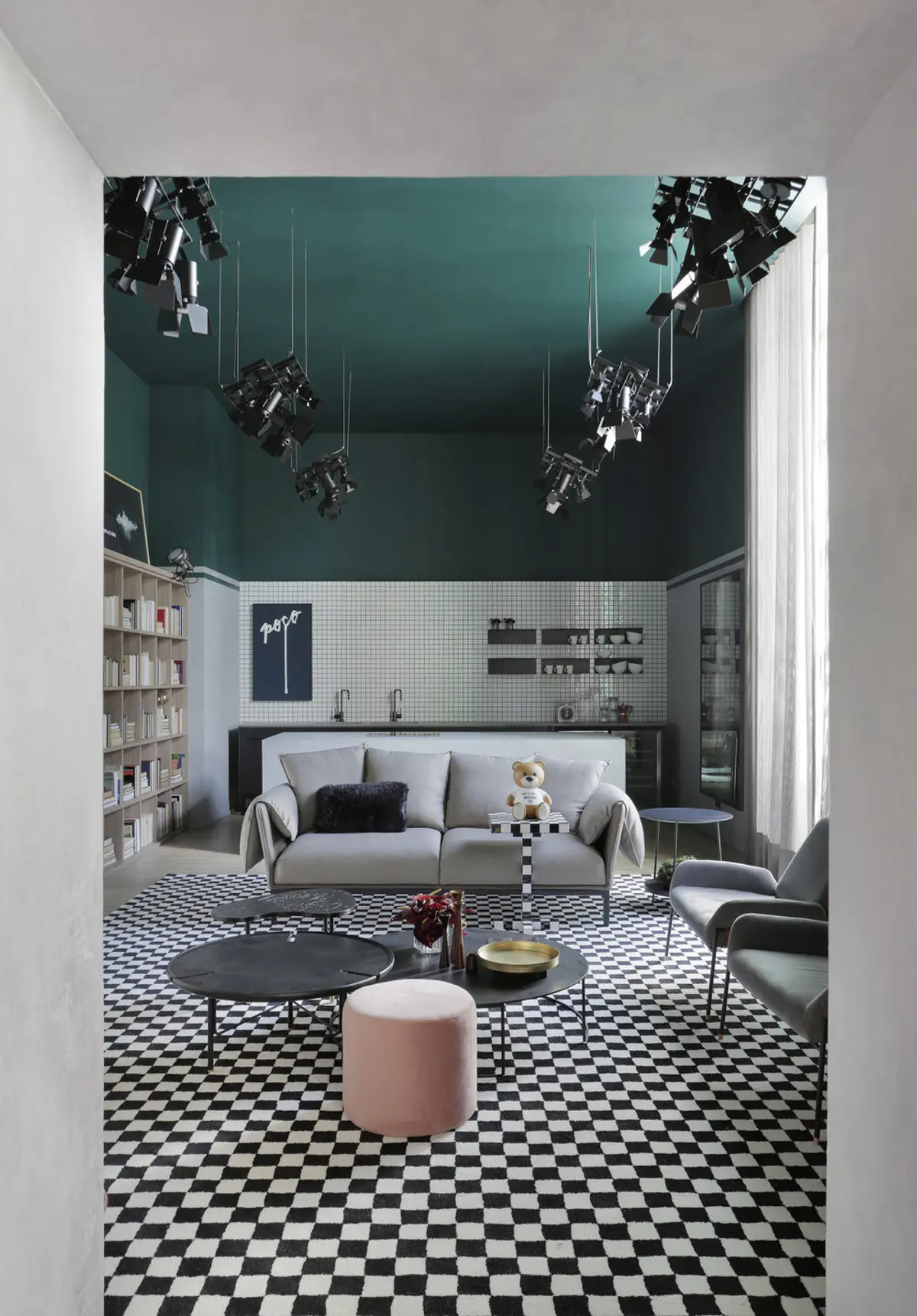 Living moderno con techo verde, piso damero y luminarias industriales colgantes — proyecto Casa COR 2019, por Studio Ro-ca