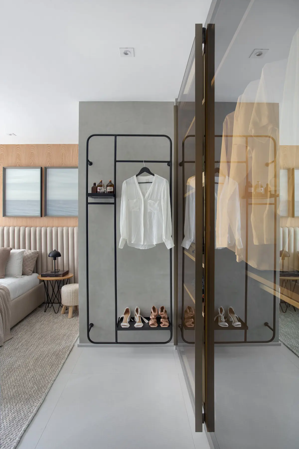 Dormitorio moderno con vestidor transparente y puerta corredera espejo — proyecto Decorado Latitud, por Studio Ro-ca