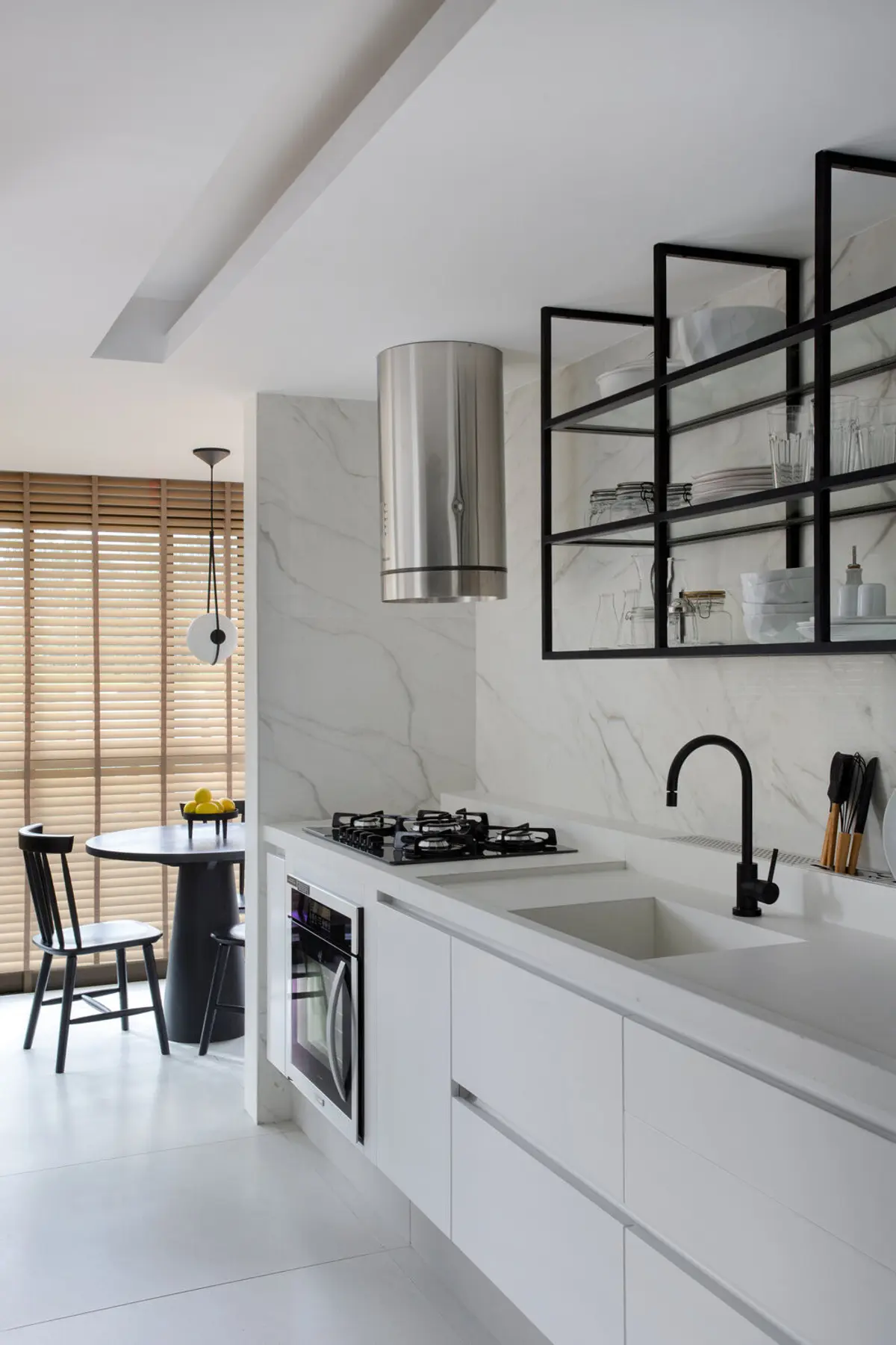 Cocina minimalista blanca con mesada de mármol y accesorios negros — proyecto Decorado Latitud, por Studio Ro-ca