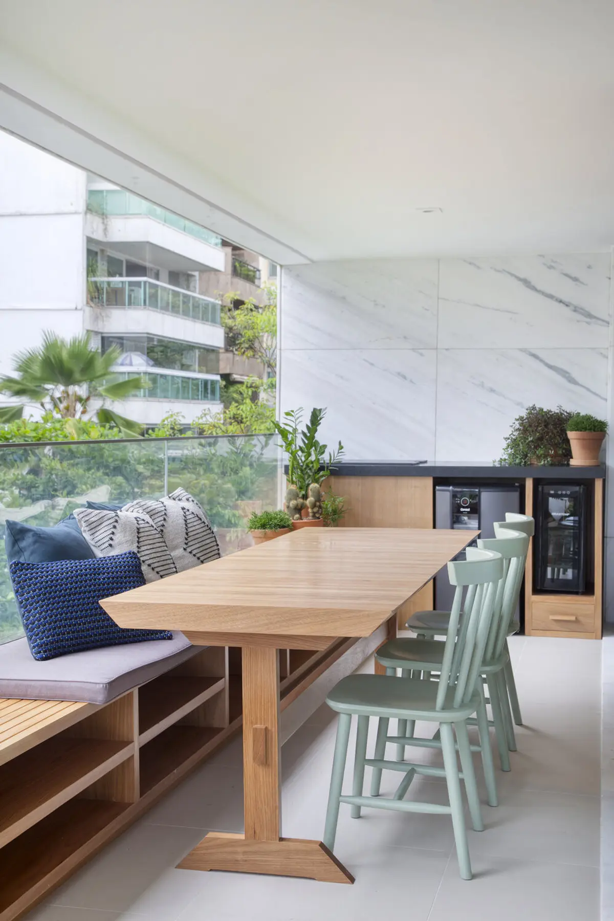 Terraza moderna con comedor de madera y vista a la ciudad — proyecto JG House, por Studio Ro-ca