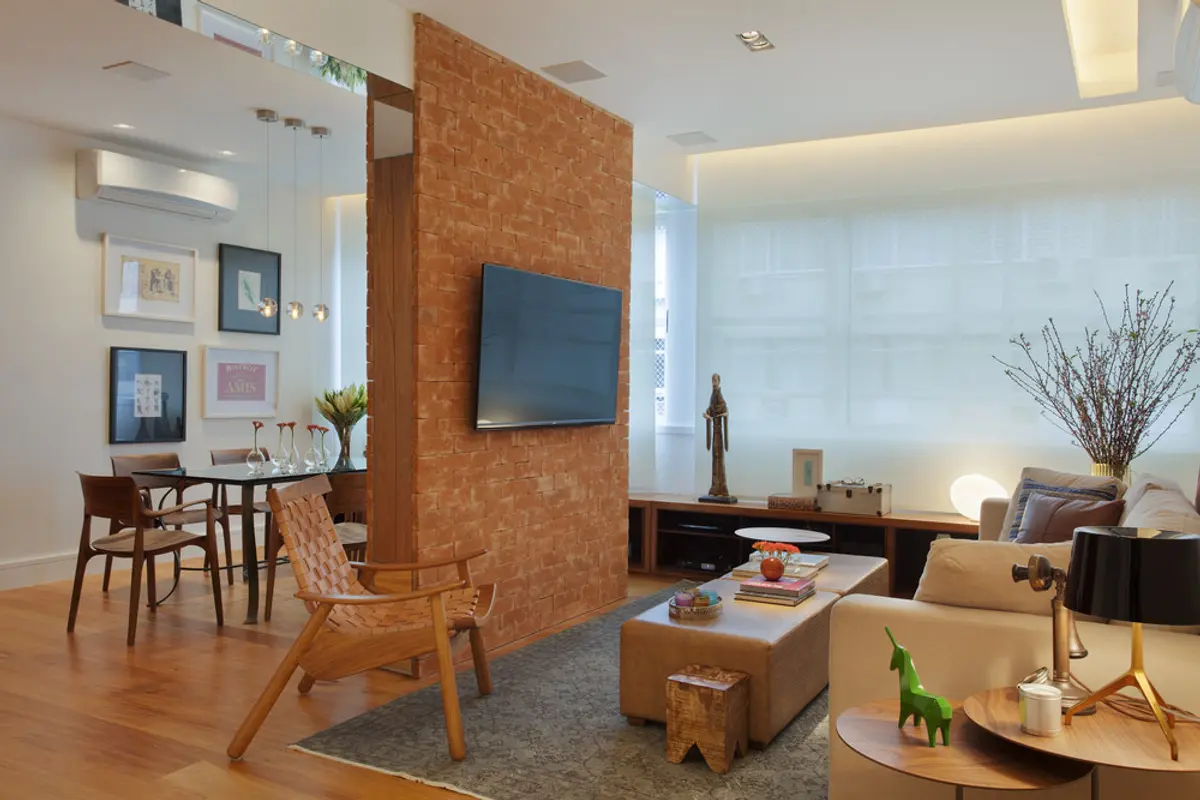 Living moderno con pared de ladrillo visto y piso de madera — proyecto MS House, por Studio Ro-ca