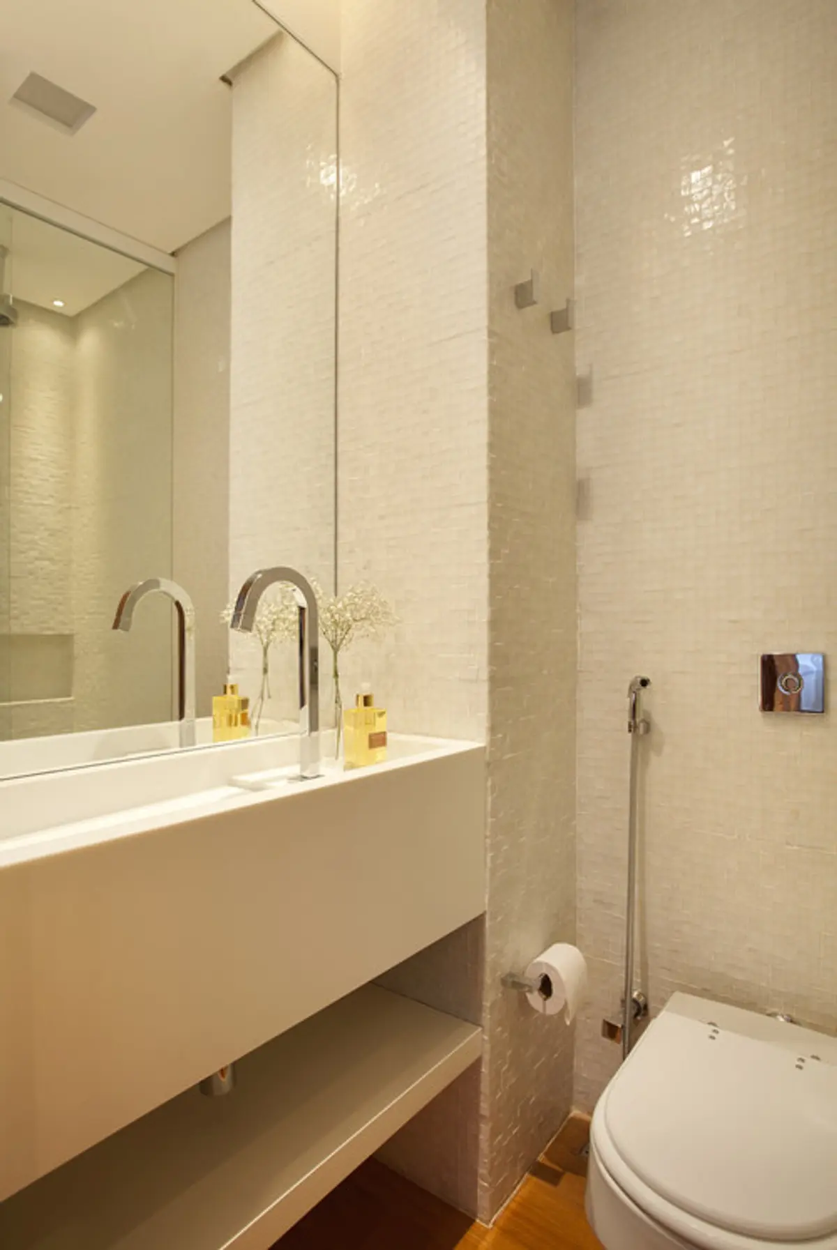 baño moderno con mesada blanca, espejo grande y azulejos brillantes — proyecto MS House, por Studio Ro-ca