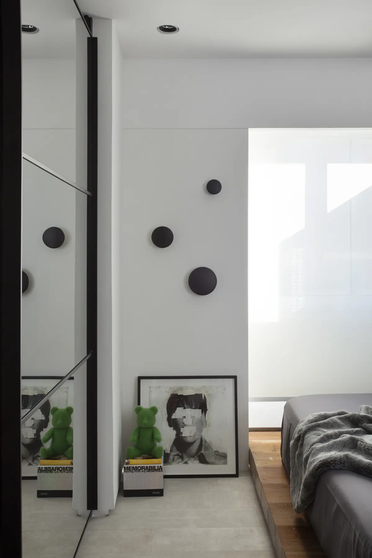 Dormitorio minimalista con cama, espejo y decoracion en blanco y negro — proyecto RF House, por Studio Ro-ca