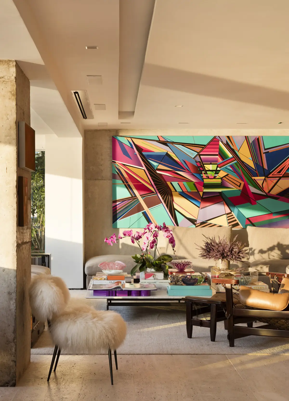 Living moderno con arte abstracto colorido y sillones de piel crema — proyecto RM House, por Studio Ro-ca