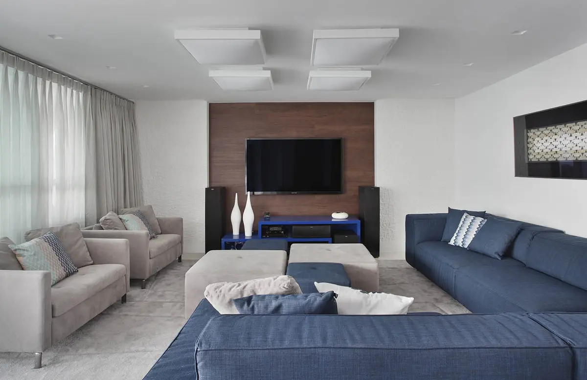Dormitorio moderno con cama azul, living integrado y TV mural — proyecto Casa Barra ED, por Amanda Miranda