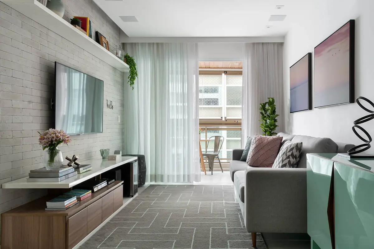 Living moderno con piso de microcemento, muebles tapizados y balcon — proyecto Apartamento Nóbrega, por Amanda Miranda