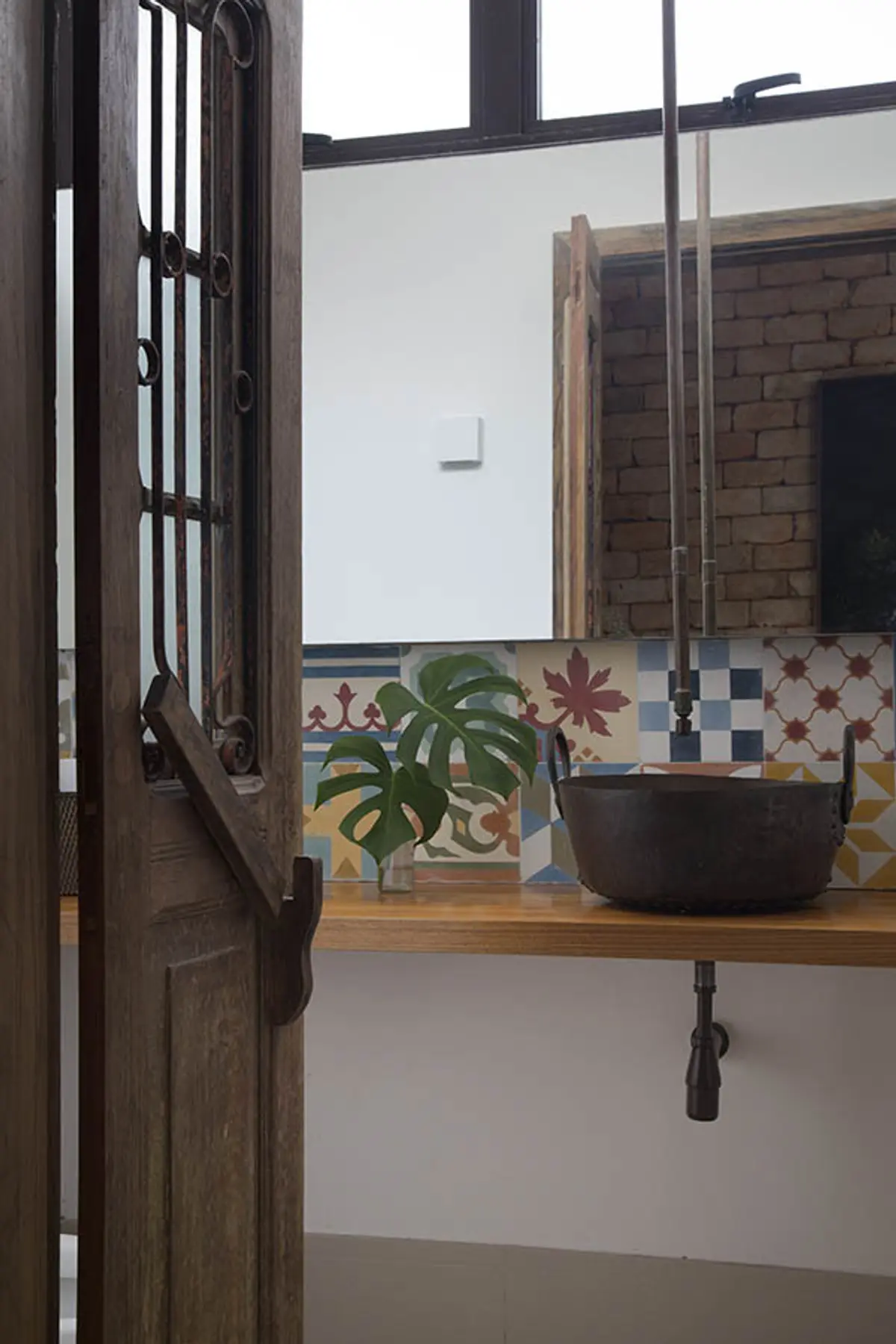 Baño industrial con bacha de metal y azulejos coloridos — proyecto Casa Jardim Ubá, por Amanda Miranda
