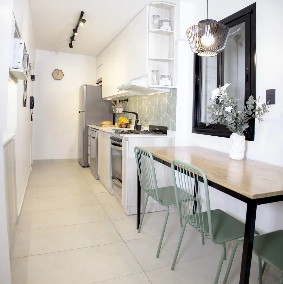 Cocina minimalista blanca con mesada madera y comedor integrado — proyecto Guido, por Fainteriores, en CABA