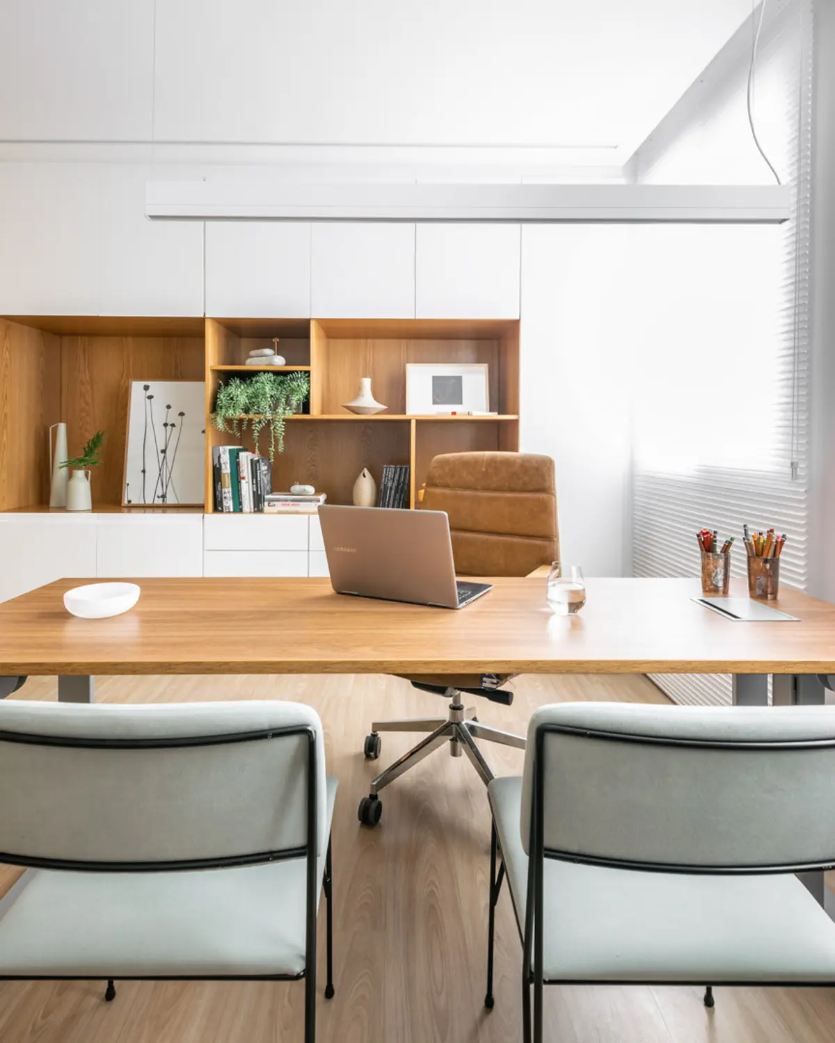 Home Office com cor predominante Branco do Projeto Escritório girassol por Rawi Arquitetura + Design